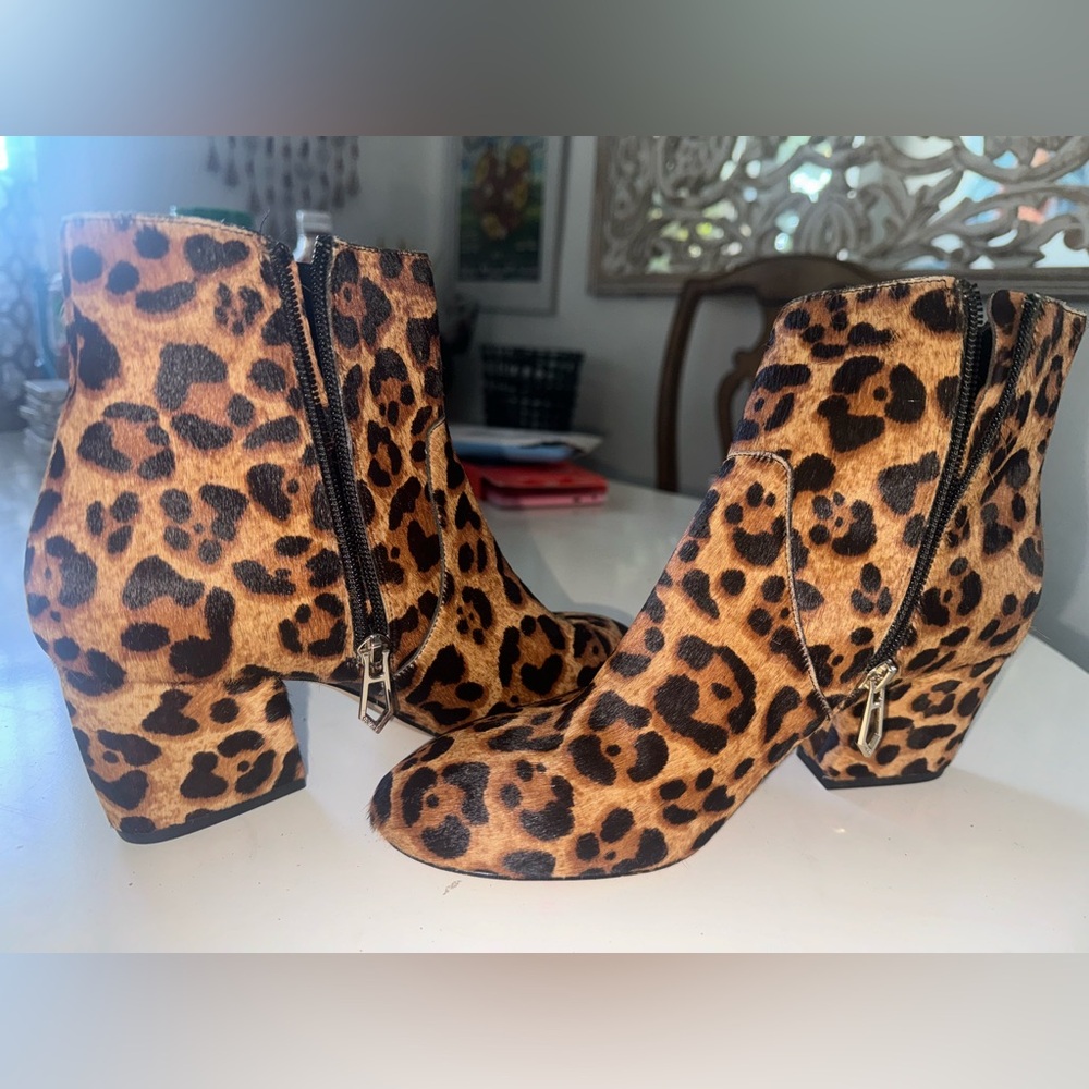 Gorgeous brand NEW, never worn Cheetah 🐆 print “botkier New York” boots😍